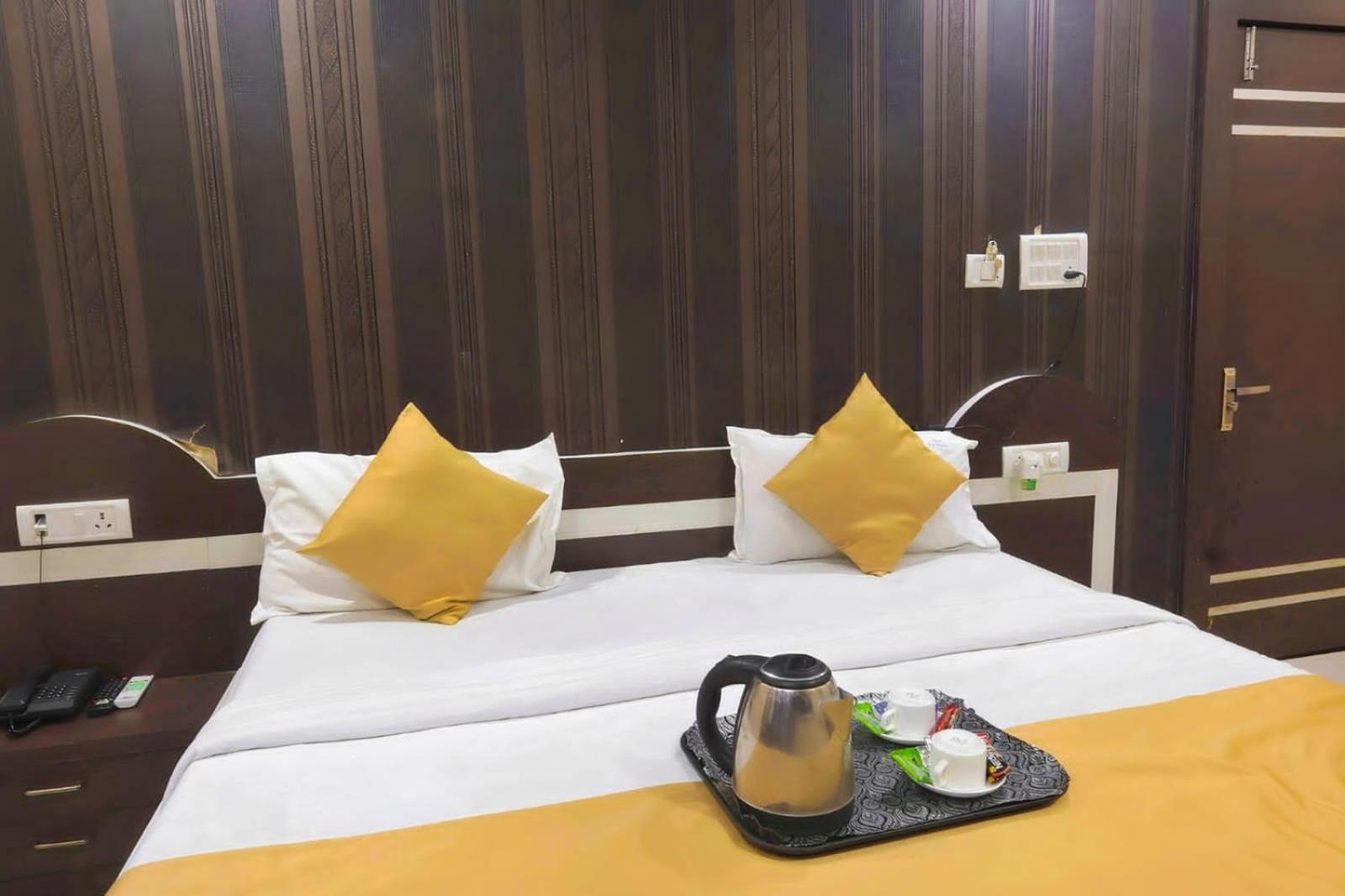 Hotel R K Palace Бопал Екстериор снимка