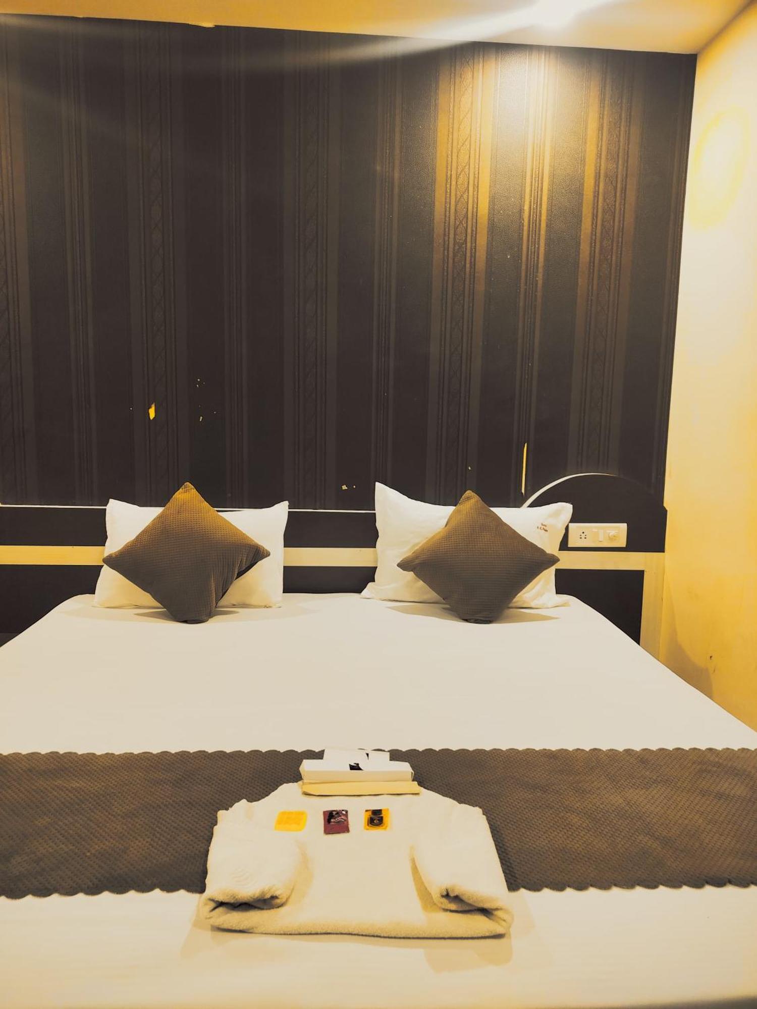 Hotel R K Palace Бопал Екстериор снимка