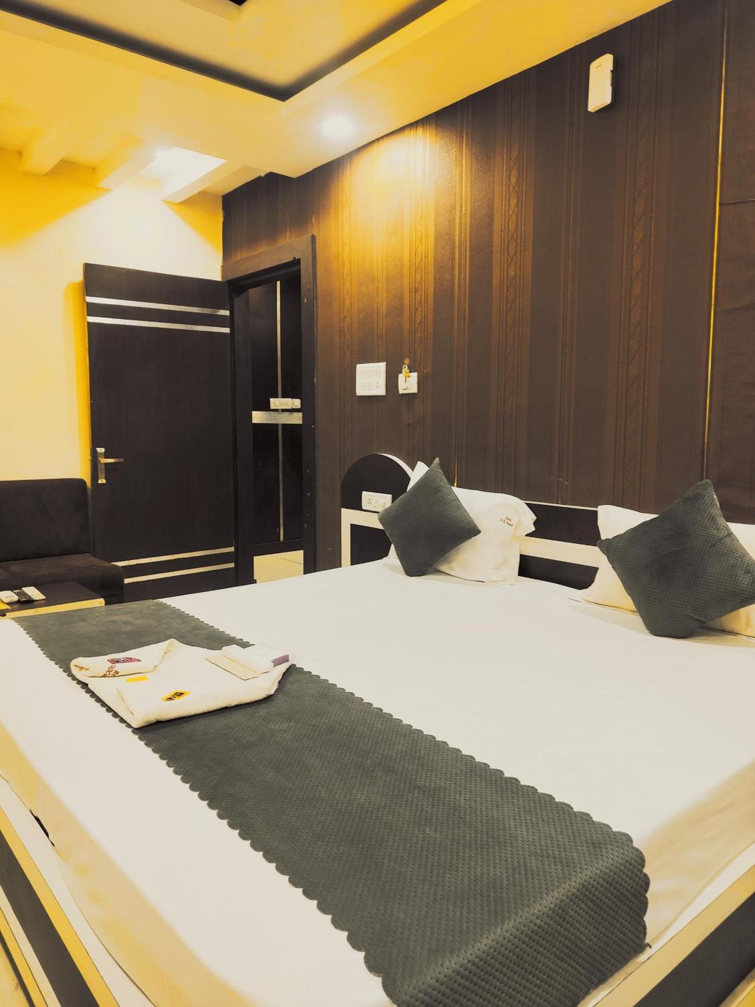 Hotel R K Palace Бопал Екстериор снимка